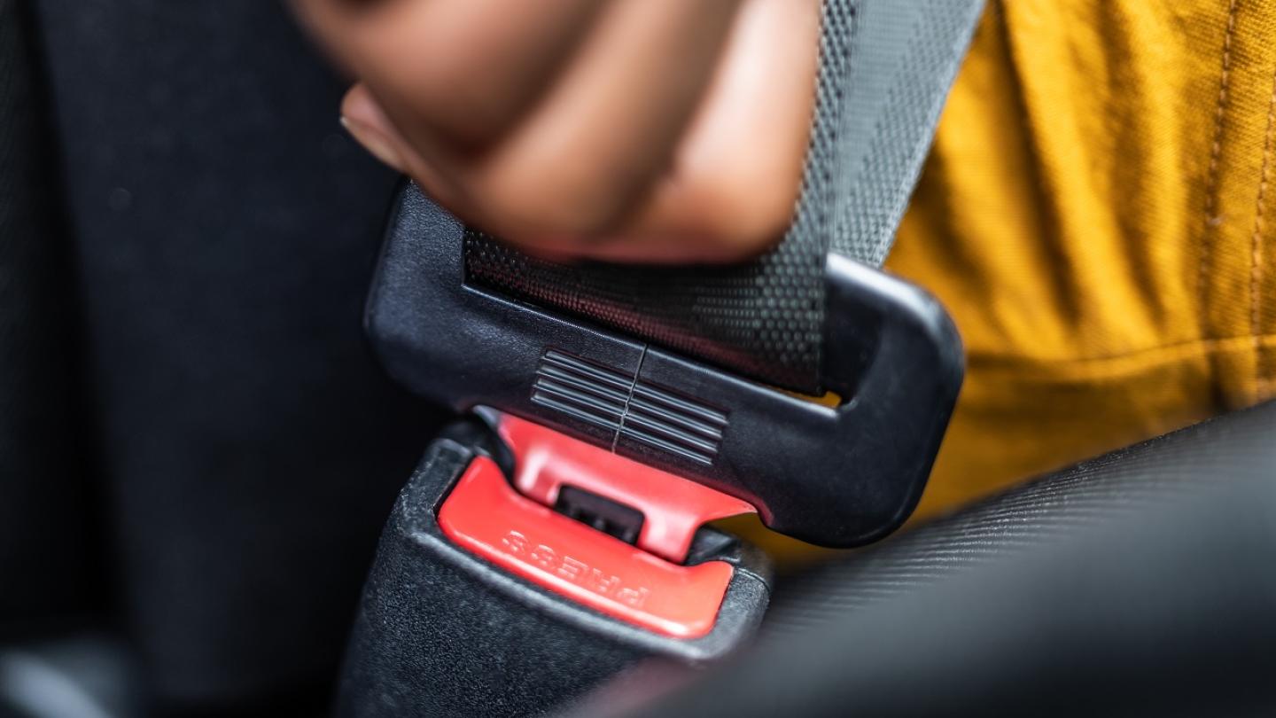 ربط حزام الأمان يدوياً