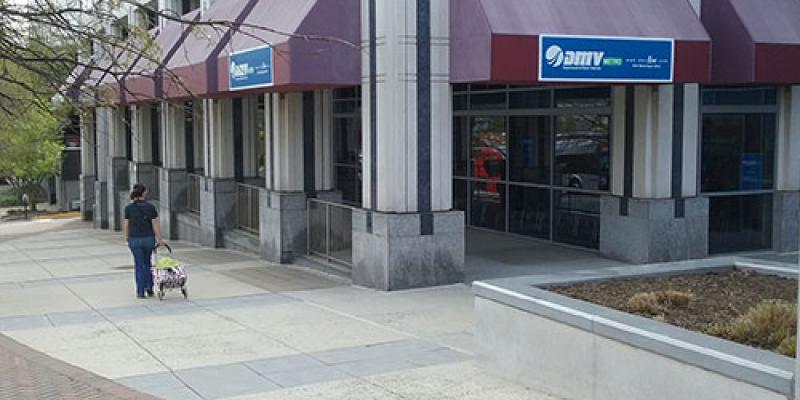 مترو أرلينغتون في ساحة أرلينغتون في فا. سكوير من الخارج